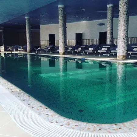 Hotel & 5*